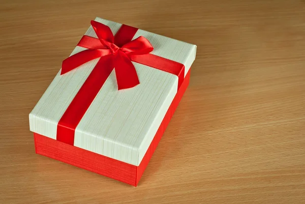 Δώρο Κουτί Στο Τραπέζι Πλαίσιο Μια Κόκκινη Κορδέλα Και Φιόγκο — Φωτογραφία Αρχείου