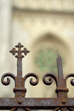 Demir metalden imal edilen ürünler. Çit üzerinde dövme Ürünler.