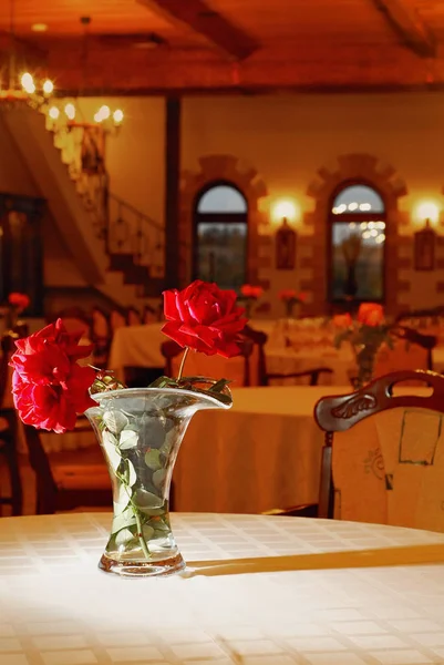 Leerer Tisch Restaurant Vase Mit Blume Auf Dem Tisch — Stockfoto