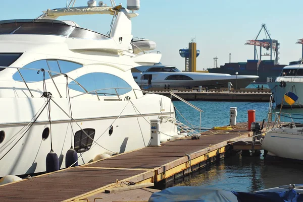 Many White Yachts Wharf Elegant Yachts Background Blue Sky — Stock Photo, Image