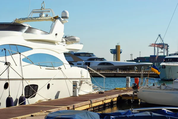 White Yacht Pier Elegant Yachts Background Blue Sky — Stock Photo, Image