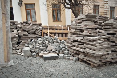 Şehir sokakta kaldırım. Eski fayans parke değiştirme. Onarır. Chernivtsi, Ukrayna, Avrupa, Mart 2019.