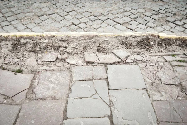 都市の通りを舗装します 古い舗装タイルの交換 修復します チェルニウツィー ウクライナ ヨーロッパ 2019年 — ストック写真