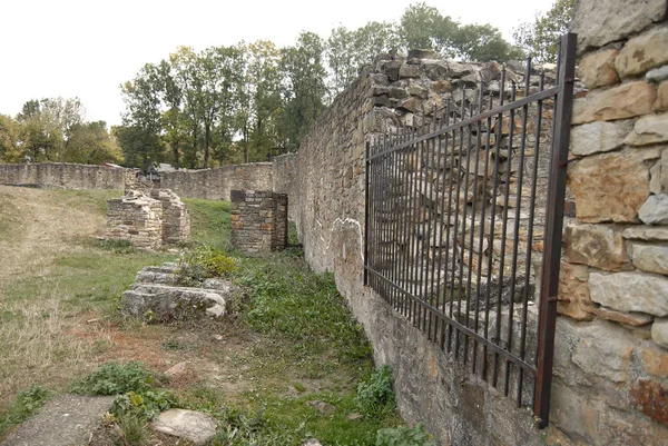 Uma Antiga Fortaleza Medieval Parede Pedra Elementos Fortaleza — Fotografia de Stock