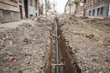 Şehrin sokak yıkılan. İnşaat ve boru hatları ve kanalizasyon döşeme. Chernivtsi, Ukrayna, Avrupa, Mart 2019.