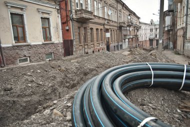 Şehrin sokak yıkılan. İnşaat ve boru hatları ve kanalizasyon döşeme. Chernivtsi, Ukrayna, Avrupa, Mart 2019.