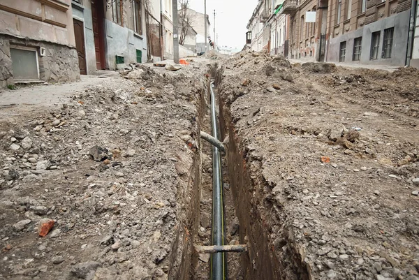 Şehrin sokak yıkılan. İnşaat ve boru hatları ve kanalizasyon döşeme. Chernivtsi, Ukrayna, Avrupa, Mart 2019.