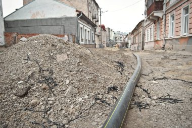 Şehrin sokak yıkılan. İnşaat ve boru hatları ve kanalizasyon döşeme. Chernivtsi, Ukrayna, Avrupa, Mart 2019.