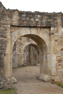 Eski bir ortaçağ kalesi. Taş duvar ve kale unsurları.