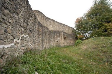 Eski bir ortaçağ kalesi. Taş duvar ve kale unsurları.