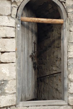 Eski bir ortaçağ kalesi. Taş duvar ve kale unsurları.