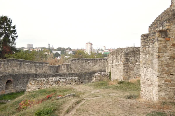Uma Antiga Fortaleza Medieval Parede Pedra Elementos Fortaleza — Fotografia de Stock