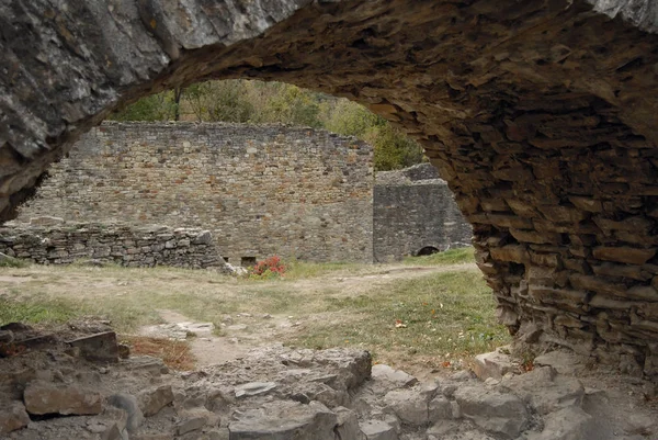 Ένα Παλιό Μεσαιωνικό Φρούριο Πέτρινο Τοίχο Και Στοιχεία Του Φρουρίου — Φωτογραφία Αρχείου