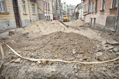 Şehrin sokak yıkılan. İnşaat ve boru hatları ve kanalizasyon döşeme. Chernivtsi, Ukrayna, Avrupa, Mart 2019.