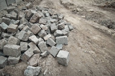 Şehir sokakta kaldırım. Eski fayans parke değiştirme. Onarır. Chernivtsi, Ukrayna, Avrupa, Mart 2019.