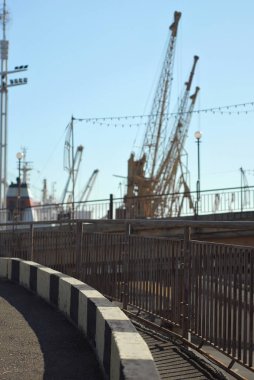 Odessa Limanı, Odessa, Ukrayna. Vinçler ve mavi gökyüzü çerçevede bir limanda gemi.