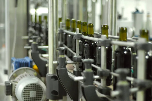 赤ワイン瓶詰め ワイナリー工場のコンベア ラインを封止 — ストック写真
