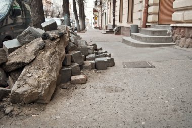 Şehir sokakta kaldırım. Eski fayans parke değiştirme. Onarır. Chernivtsi, Ukrayna, Avrupa, Mart 2019.