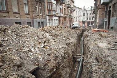 Şehrin sokak yıkılan. İnşaat ve boru hatları ve kanalizasyon döşeme. Chernivtsi, Ukrayna, Avrupa, Mart 2019.