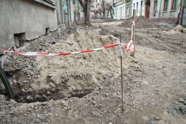 Şehrin sokak yıkılan. İnşaat ve boru hatları ve kanalizasyon döşeme. Chernivtsi, Ukrayna, Avrupa, Mart 2019.