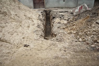 Şehrin sokak yıkılan. İnşaat ve boru hatları ve kanalizasyon döşeme. Chernivtsi, Ukrayna, Avrupa, Mart 2019.