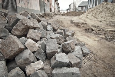Şehir sokakta kaldırım. Eski fayans parke değiştirme. Onarır. Chernivtsi, Ukrayna, Avrupa, Mart 2019.