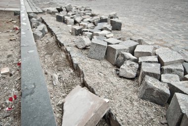 Şehir sokakta kaldırım. Eski fayans parke değiştirme. Onarır. Chernivtsi, Ukrayna, Avrupa, Mart 2019.