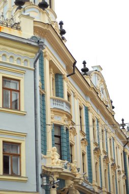 Chernivtsi, Ukrayna. Avrupa. Mimarisi öğesi. Balkon ve pencerelerin bulunduğu bina. 