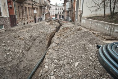 Şehrin sokak yıkılan. İnşaat ve boru hatları ve kanalizasyon döşeme. Chernivtsi, Ukrayna, Avrupa, Mart 2019.