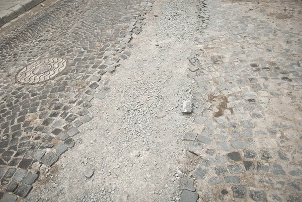 都市の通りを舗装します 古い舗装タイルの交換 修復します 道路のピット 古い石畳が壊れています チェルニウツィー ウクライナ ヨーロッパ 2019年 — ストック写真