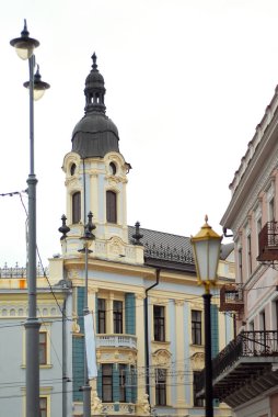 Chernivtsi, Ukrayna. Avrupa. Mimarisi öğesi. Balkon ve pencerelerin bulunduğu bina. 