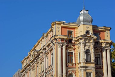 Odessa, Ukrayna. Avrupa. Mimarisi öğesi. Mavi gökyüzü arka planda Bina.