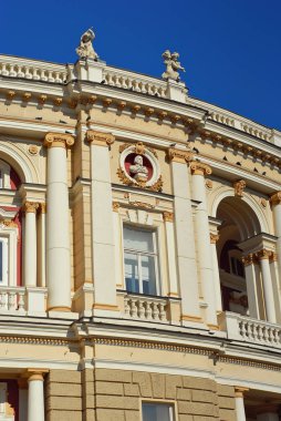 Ulusal ve Akademik Opera ve Bale Tiyatrosu. Odessa, Ukrayna. Avrupa. Mimarisi öğesi. Mavi gökyüzü arka planda Bina.