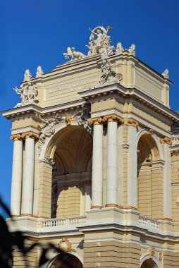 Ulusal ve Akademik Opera ve Bale Tiyatrosu. Odessa, Ukrayna. Avrupa. Mimarisi öğesi. Mavi gökyüzü arka planda Bina.