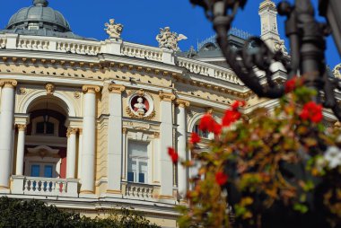 Ulusal ve Akademik Opera ve Bale Tiyatrosu. Odessa, Ukrayna. Avrupa. Mimarisi öğesi. Mavi gökyüzü arka planda Bina.