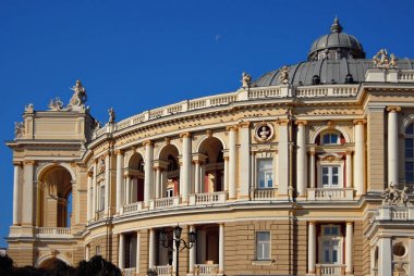 Ulusal ve Akademik Opera ve Bale Tiyatrosu. Odessa, Ukrayna. Avrupa. Mimarisi öğesi. Mavi gökyüzü arka planda Bina.