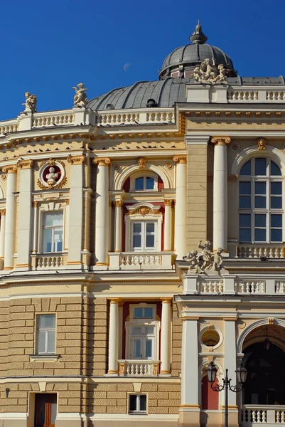 学術オペラ バレエ劇場 オデッサ ウクライナ ヨーロッパ アーキテクチャの要素 青空の背景にある建物 — ストック写真