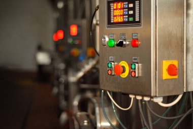 Şarapçılık fabrikasının binaları. Ekipmanların metal parçaları. Şarap için büyük metal varil.