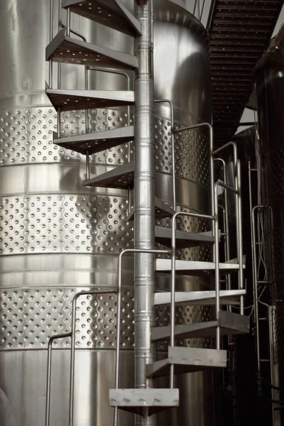 ワイン造りの工場の敷地 機器の金属部品 大型金属樽 ワイン用 — ストック写真