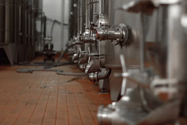 ワイン造りの工場の敷地 機器の金属部品 大型金属樽 ワイン用 — ストック写真
