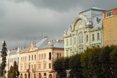 Chernivtsi, Ukrayna. Avrupa. Mimarisi öğesi. Balkon ve pencerelerin bulunduğu bina. 