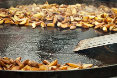 Büyük bir tavada patates kızartması. Festivalde nefis yemekler. Mutfak ocakta..