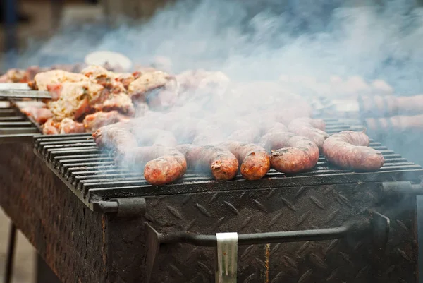 Cucinare Carne Alla Griglia Camerieri Preparano Barbecue Uomo Uniforme Militare — Foto Stock