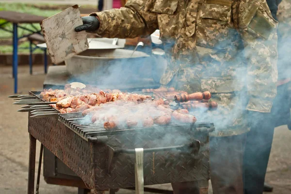 Matlagning Grillat Kött Servicemännen Förbereder Grillen Man Militärkamouflage Steker Köttet — Stockfoto