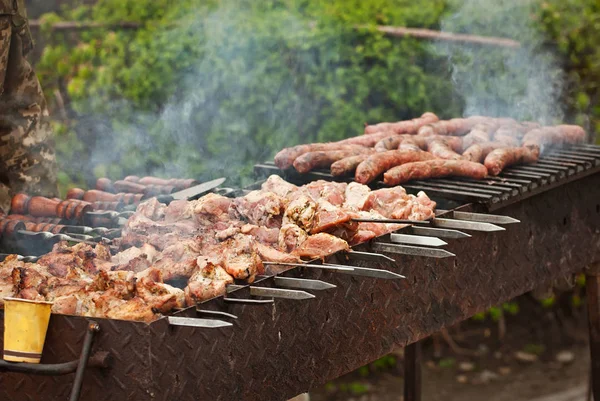 Cucinare Carne Alla Griglia Camerieri Preparano Barbecue Uomo Uniforme Militare — Foto Stock