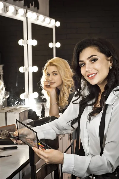 Lányok Szépségszalonban Szőke Barna Szerszámokkal Kozmetikai Háttérrel Tükör Háttérvilágítással Mesterei — Stock Fotó