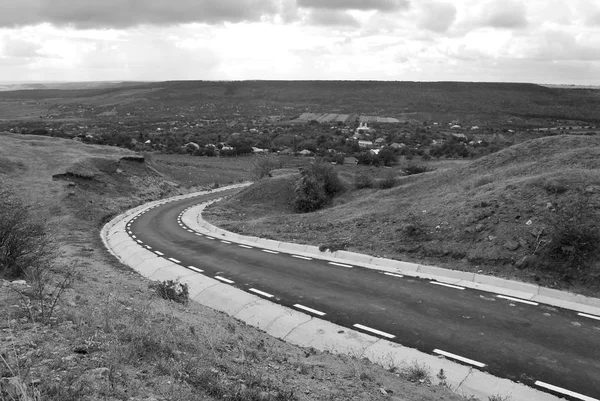Siyah beyaz asfalt. Üst perspektiften alan yolu. Asfalt yol çöktü.