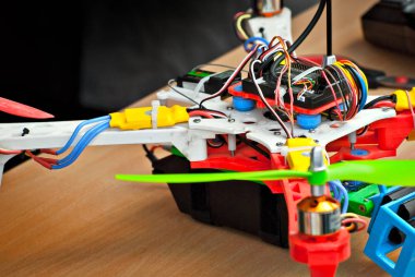 Dron, devrelerin ve kabloların elemanları yakın. Drone tek başıma yapılmıştır. Çocuk bilimsel sergisinde çok fonksiyonlu elektronik cihazlar. Robotik ve konstrüksiyonlar.
