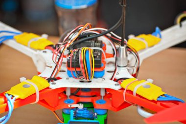 Dron, devrelerin ve kabloların elemanları yakın. Drone tek başıma yapılmıştır. Çocuk bilimsel sergisinde çok fonksiyonlu elektronik cihazlar. Robotik ve konstrüksiyonlar.