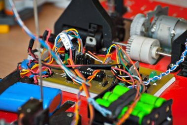 Elektronik ve el yapımı robotlar. Mikrodevreler ve renkli kablolar kapanıyor. Bilimsel sergide elektronik cihazlar ve mekanizmalar sunuluyor.